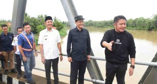Gubernur Sumsel Herman Deru saat meninjau jalan yang menghubungkan Muaraenim-PALI, Selasa (13/5/2025). Foto: Humas Pemprov Sumsel.