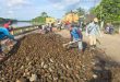 Warga bersama aparat Kecamatan Babat Toman, bersama-sama memperbaiki jalan berlubang di DCesa Sugiraya. Foto: Dok Camat Babat Toman.