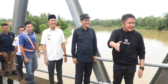 Gubernur Sumsel Herman Deru saat meninjau jalan yang menghubungkan Muaraenim-PALI, Selasa (13/5/2025). Foto: Humas Pemprov Sumsel.
