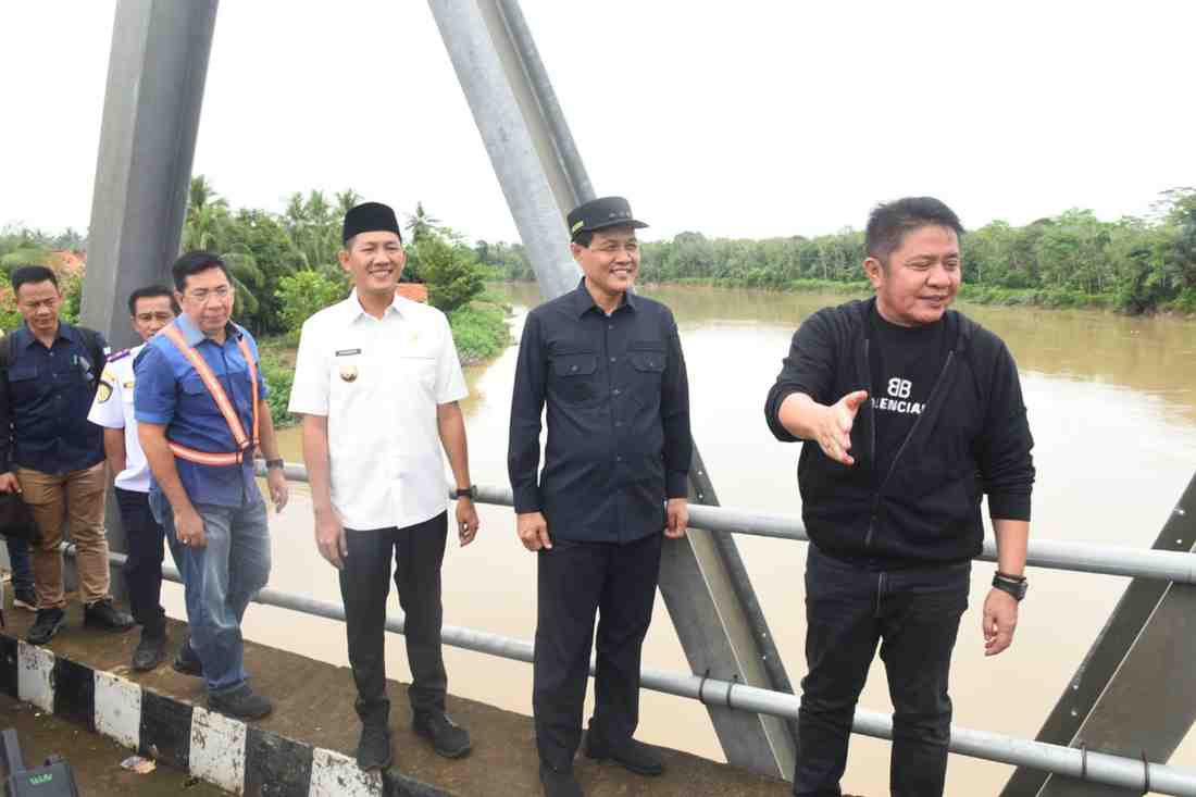 Gubernur Sumsel Herman Deru saat meninjau jalan yang menghubungkan Muaraenim-PALI, Selasa (13/5/2025). Foto: Humas Pemprov Sumsel.