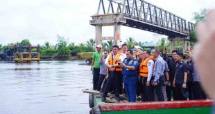 Gubernur Sumsel, Herman Deru dan Bupati Muba, HM Toha saat peresmian pembangunan kembali Jemabatan P6 Kecamatan Lalan, Rabu (14/5/2025). Foto: Kominfo Muba.