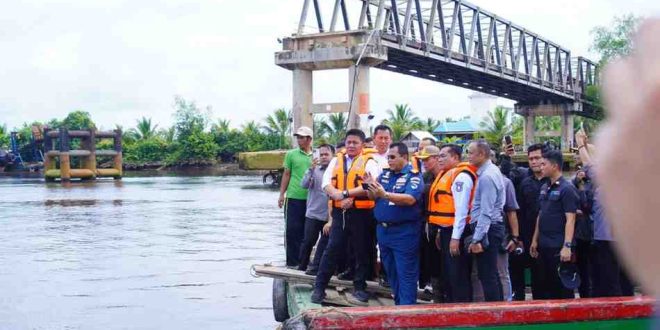 Gubernur Sumsel, Herman Deru dan Bupati Muba, HM Toha saat peresmian pembangunan kembali Jemabatan P6 Kecamatan Lalan, Rabu (14/5/2025). Foto: Kominfo Muba.
