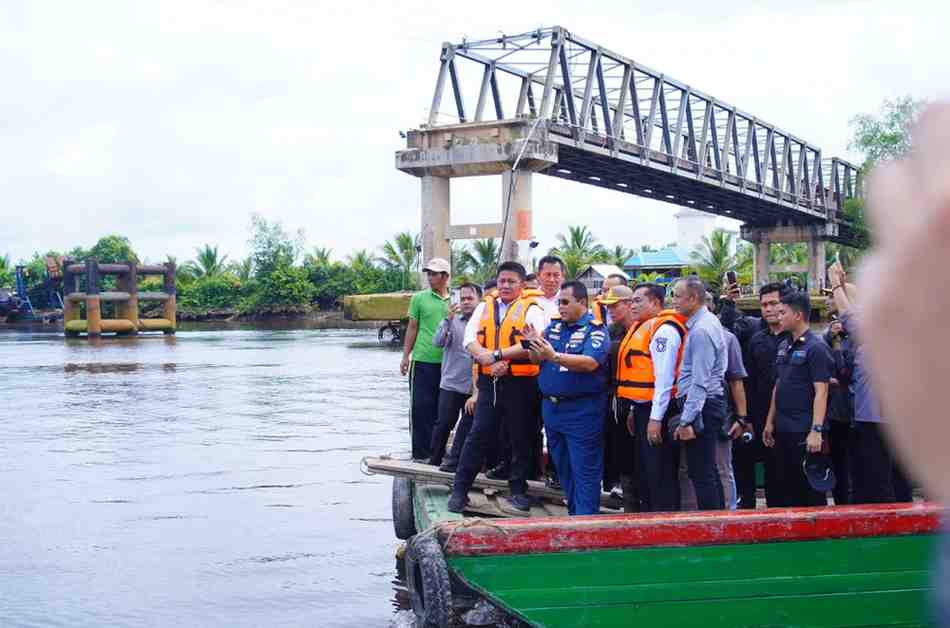 Gubernur Sumsel, Herman Deru dan Bupati Muba, HM Toha saat peresmian pembangunan kembali Jemabatan P6 Kecamatan Lalan, Rabu (14/5/2025). Foto: Kominfo Muba.