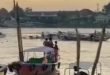 Kapal jukung yang meledak hanyut di Sungai Musi, Palembang, Jumat (9/5/2025) sore. Foto: screenshot medsos.