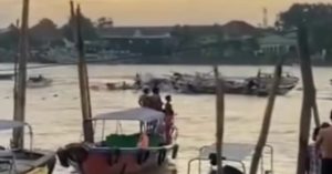 Kapal jukung yang meledak hanyut di Sungai Musi, Palembang, Jumat (9/5/2025) sore. Foto: screenshot medsos.