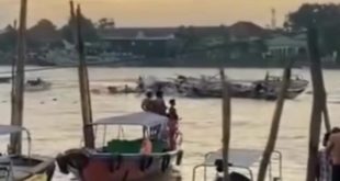 Kapal jukung yang meledak hanyut di Sungai Musi, Palembang, Jumat (9/5/2025) sore. Foto: screenshot medsos.