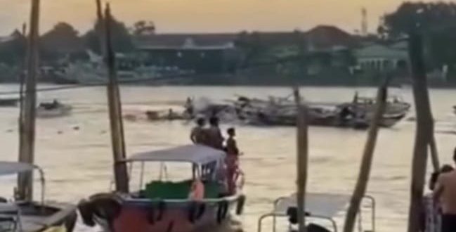 Kapal jukung yang meledak hanyut di Sungai Musi, Palembang, Jumat (9/5/2025) sore. Foto: screenshot medsos.
