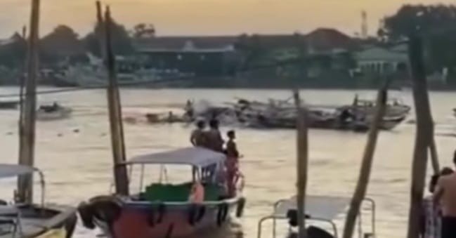 Kapal jukung yang meledak hanyut di Sungai Musi, Palembang, Jumat (9/5/2025) sore. Foto: screenshot medsos.