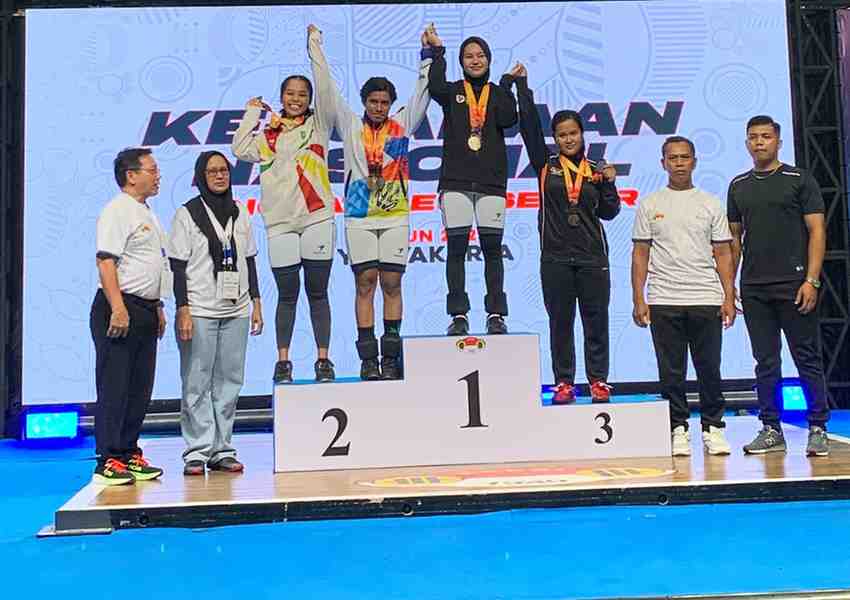 Martalena saat berada di podium pengalungan medali kejurnas senior angkat besi di UNY, 13-18 Mei 2025. Foto: IST