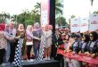 Febrita Lustia ikut melepas Kebaya Run yang mengambil start di halaman DPRD Sumsel, Minggu (18/5/2025). Foto: Humas Pemprov Sumsel.