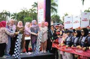 Febrita Lustia ikut melepas Kebaya Run yang mengambil start di halaman DPRD Sumsel, Minggu (18/5/2025). Foto: Humas Pemprov Sumsel.