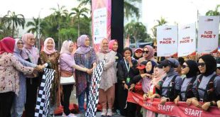 Febrita Lustia ikut melepas Kebaya Run yang mengambil start di halaman DPRD Sumsel, Minggu (18/5/2025). Foto: Humas Pemprov Sumsel.