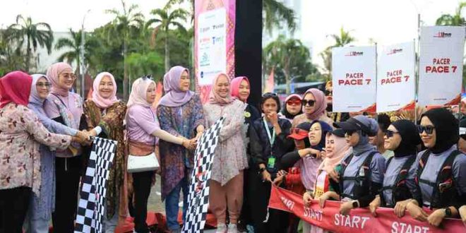 Febrita Lustia ikut melepas Kebaya Run yang mengambil start di halaman DPRD Sumsel, Minggu (18/5/2025). Foto: Humas Pemprov Sumsel.
