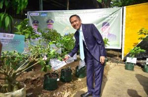 Wali Kota Palembang Ratu Dewa, Selasa (20/5/202/)  meresmikan program satu  kelurahan satu bank sampah dihalaman Dinas Lingkungan Hidup (DLH) Kota Palembang, Selasa (20/5/2025). Foto: Kominfo Palembang.