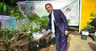 Wali Kota Palembang Ratu Dewa, Selasa (20/5/202/)  meresmikan program satu  kelurahan satu bank sampah dihalaman Dinas Lingkungan Hidup (DLH) Kota Palembang, Selasa (20/5/2025). Foto: Kominfo Palembang.