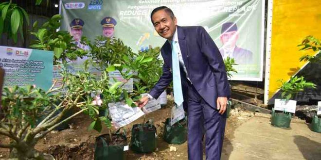 Wali Kota Palembang Ratu Dewa, Selasa (20/5/202/)  meresmikan program satu  kelurahan satu bank sampah dihalaman Dinas Lingkungan Hidup (DLH) Kota Palembang, Selasa (20/5/2025). Foto: Kominfo Palembang.