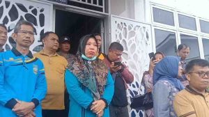 Para guru dan Kepsek SMKN I Lubuklinggau saat mendengar aspirasi siswa yang menggelar aksi. Foto: IST