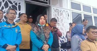 Para guru dan Kepsek SMKN I Lubuklinggau saat mendengar aspirasi siswa yang menggelar aksi. Foto: IST