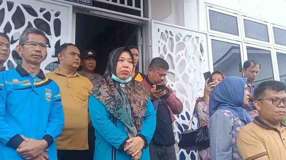 Para guru dan Kepsek SMKN I Lubuklinggau saat mendengar aspirasi siswa yang menggelar aksi. Foto: IST