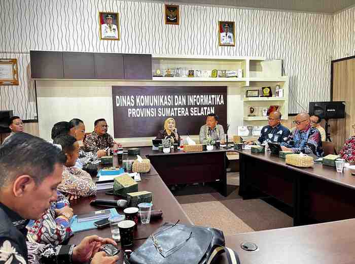 Kepala Dinas Komunikasi dan Informatika (Diskominfo) Provinsi Sumatera Selatan Rika Efianti memimpin rapat koordinasi bersama para kepala Kominfo se-Sumsel, termasuk Kadis Kominfo Muba ,Herryandi Sinulingga AP, Kamis (8/5/2025). FDoto: Kominfo Muba.