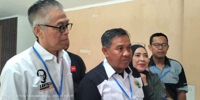 Ketua Forum Silaturahmi Cabang Olahraga (Cabor) Sumatera Selatan Lidayanto S.Sos, M.Si bersama beberapa pengurus Cabor. Foto: IST