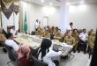 Gubernur Sumsel, Herman deru mengikuti Rapat Koordinasi Pengendalian Inflasi Daerah yang dirangkaikan dengan Sosialisasi Instruksi Presiden (Inpres) Nomor 9 Tahun 2025 tentang Percepatan Pembentukan Koperasi Desa/Kelurahan Merah Putih secara virtual bersama Menteri Dalam Negeri (Mendagri) M. Tito Karnavian di Command Center Pemprov Sumsel, Senin (19/5/2025) pagi. Foto: Humas Pemprov Sumsel.