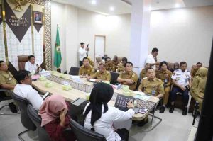 Gubernur Sumsel, Herman deru mengikuti Rapat Koordinasi Pengendalian Inflasi Daerah yang dirangkaikan dengan Sosialisasi Instruksi Presiden (Inpres) Nomor 9 Tahun 2025 tentang Percepatan Pembentukan Koperasi Desa/Kelurahan Merah Putih secara virtual bersama Menteri Dalam Negeri (Mendagri) M. Tito Karnavian di Command Center Pemprov Sumsel, Senin (19/5/2025) pagi. Foto: Humas Pemprov Sumsel.