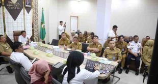 Gubernur Sumsel, Herman deru mengikuti Rapat Koordinasi Pengendalian Inflasi Daerah yang dirangkaikan dengan Sosialisasi Instruksi Presiden (Inpres) Nomor 9 Tahun 2025 tentang Percepatan Pembentukan Koperasi Desa/Kelurahan Merah Putih secara virtual bersama Menteri Dalam Negeri (Mendagri) M. Tito Karnavian di Command Center Pemprov Sumsel, Senin (19/5/2025) pagi. Foto: Humas Pemprov Sumsel.