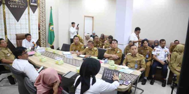Gubernur Sumsel, Herman deru mengikuti Rapat Koordinasi Pengendalian Inflasi Daerah yang dirangkaikan dengan Sosialisasi Instruksi Presiden (Inpres) Nomor 9 Tahun 2025 tentang Percepatan Pembentukan Koperasi Desa/Kelurahan Merah Putih secara virtual bersama Menteri Dalam Negeri (Mendagri) M. Tito Karnavian di Command Center Pemprov Sumsel, Senin (19/5/2025) pagi. Foto: Humas Pemprov Sumsel.