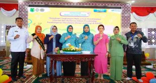 Ketua TP PKK sekaligus Bunda PAUD Muba Hj. Patimah Toha bersama para guru dan narasumber worksop Deep Learning, Rabu (21/5/2025). Foto: Kominfo Muba.