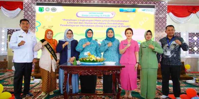 Ketua TP PKK sekaligus Bunda PAUD Muba Hj. Patimah Toha bersama para guru dan narasumber worksop Deep Learning, Rabu (21/5/2025). Foto: Kominfo Muba.