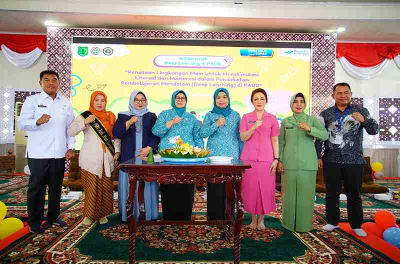 Ketua TP PKK sekaligus Bunda PAUD Muba Hj. Patimah Toha bersama para guru dan narasumber worksop Deep Learning, Rabu (21/5/2025). Foto: Kominfo Muba.