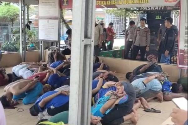 Para napi yang diamankan pasca kerusuhan di Lapas Narkoba, Muarabeliti, Kabupaten Mura, Sumsel, Kamis (8/5/2025). Foto: IST