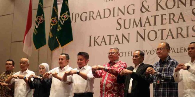 Gubernur Sumsel, Herman Deru saat bersama para pengurus INI dan pejabat Kemenkum Sumsel saat membuka kegiatan Upgrading dan Konferensi Wilayah (Konferwil) INI Sumsel di Hotel Novotel Palembang, Rabu (28/5/2025) pagi. Foto: Humas Pemprov Sumsel.