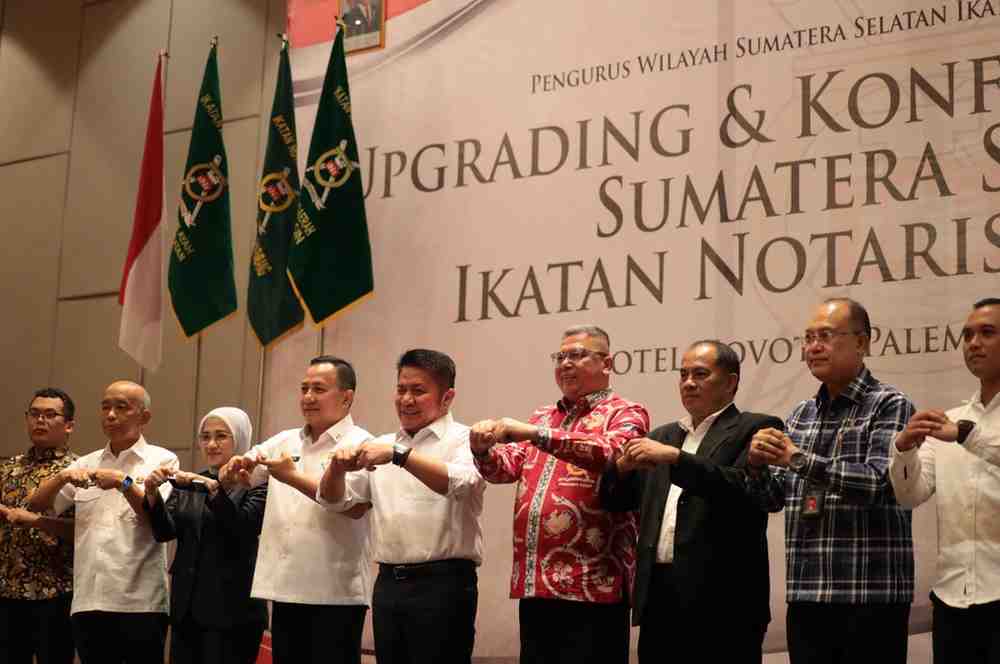 Gubernur Sumsel, Herman Deru saat bersama para pengurus INI dan pejabat Kemenkum Sumsel saat membuka kegiatan Upgrading dan Konferensi Wilayah (Konferwil) INI Sumsel di Hotel Novotel Palembang, Rabu (28/5/2025) pagi. Foto: Humas Pemprov Sumsel.