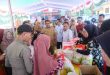 Plt Asisten Bidang Perekonomian dan Pembangunan Setda Muba Erdiansyah. Pada kesempatan ini, Erdiansyah bersama pejabat Dinas Perdagangan setempat melihat kegiatan operasi pasar di halaman kantor Camat Lais, Selasa (20/5/2025). Foto: Kominfo Muba.