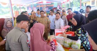 Plt Asisten Bidang Perekonomian dan Pembangunan Setda Muba Erdiansyah. Pada kesempatan ini, Erdiansyah bersama pejabat Dinas Perdagangan setempat melihat kegiatan operasi pasar di halaman kantor Camat Lais, Selasa (20/5/2025). Foto: Kominfo Muba.
