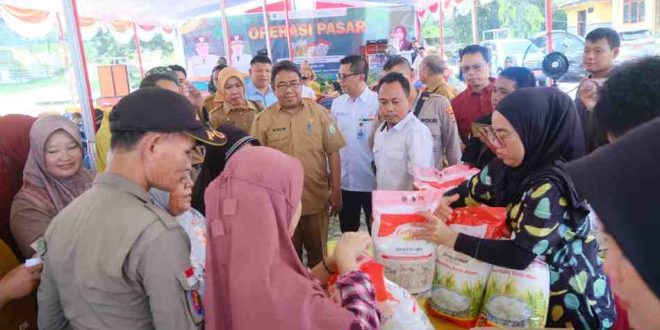 Plt Asisten Bidang Perekonomian dan Pembangunan Setda Muba Erdiansyah. Pada kesempatan ini, Erdiansyah bersama pejabat Dinas Perdagangan setempat melihat kegiatan operasi pasar di halaman kantor Camat Lais, Selasa (20/5/2025). Foto: Kominfo Muba.