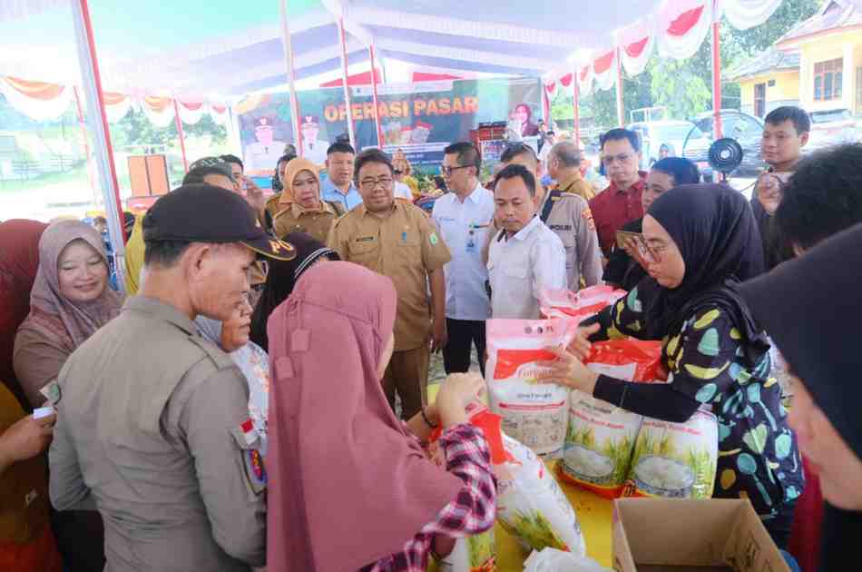 Plt Asisten Bidang Perekonomian dan Pembangunan Setda Muba Erdiansyah. Pada kesempatan ini, Erdiansyah bersama pejabat Dinas Perdagangan setempat melihat kegiatan operasi pasar di halaman kantor Camat Lais, Selasa (20/5/2025). Foto: Kominfo Muba.
