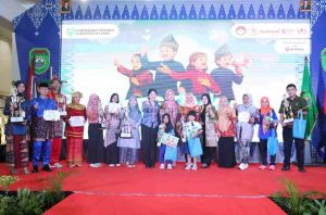 Ketua Tim Penggerak (TP) Pemberdayaan Kesejahteraan Keluarga (PKK) Sumatera Selatan Hj. Febrita Lustia HD bersama Ketua Dharma Wanita Persatuan (DWP) Provinsi Sumsel, Desi Kasnayati Edward, menghadiri Festival Hari Pendidikan yang diselenggarakan oleh DWP Unit Dinas Pendidikan Provinsi Sumsel di Atrium M1 Palembang Trade Center (PTC) Palembang, Rabu (21/5/2025). Foto: Humas Pem,prov Sumsel.