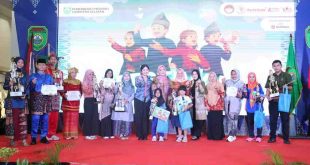 Ketua Tim Penggerak (TP) Pemberdayaan Kesejahteraan Keluarga (PKK) Sumatera Selatan Hj. Febrita Lustia HD bersama Ketua Dharma Wanita Persatuan (DWP) Provinsi Sumsel, Desi Kasnayati Edward, menghadiri Festival Hari Pendidikan yang diselenggarakan oleh DWP Unit Dinas Pendidikan Provinsi Sumsel di Atrium M1 Palembang Trade Center (PTC) Palembang, Rabu (21/5/2025). Foto: Humas Pem,prov Sumsel.