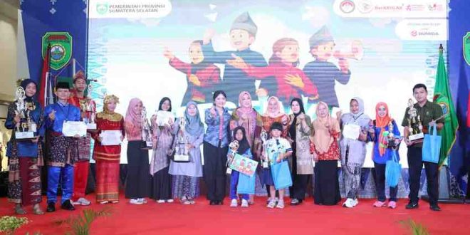 Ketua Tim Penggerak (TP) Pemberdayaan Kesejahteraan Keluarga (PKK) Sumatera Selatan Hj. Febrita Lustia HD bersama Ketua Dharma Wanita Persatuan (DWP) Provinsi Sumsel, Desi Kasnayati Edward, menghadiri Festival Hari Pendidikan yang diselenggarakan oleh DWP Unit Dinas Pendidikan Provinsi Sumsel di Atrium M1 Palembang Trade Center (PTC) Palembang, Rabu (21/5/2025). Foto: Humas Pem,prov Sumsel.