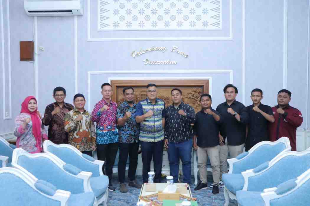 Sekretaris Daerah (Sekda) Kota Palembang Aprizal Hasyim menerima audiensi dari Ikatan Pemuda Penggerak (IPDA) Provinsi Sumatera Selatan di Ruang Audiensi Sekda Kota Palembang, Kamis (8/5/2025). Foto: Kominfo Palembang.