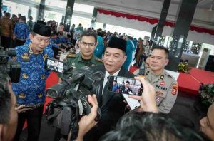 Bupati Muba, HM Toha saat diwawancarai wartawan. Foto: Kominfo Muba.