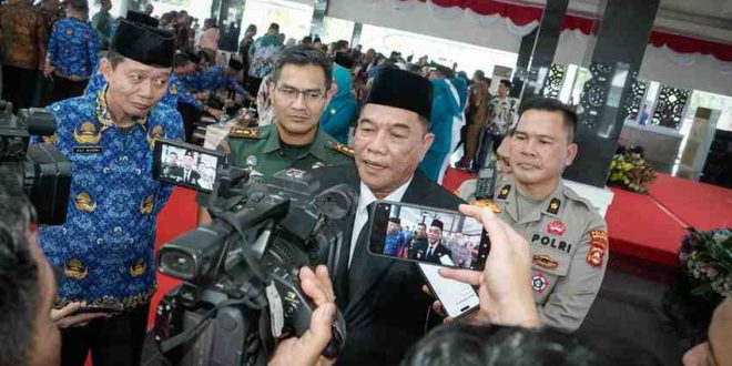 Bupati Muba, HM Toha saat diwawancarai wartawan. Foto: Kominfo Muba.