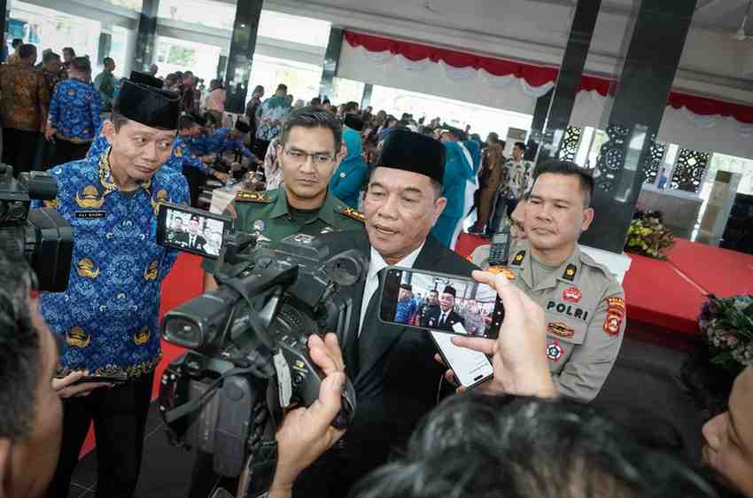 Bupati Muba, HM Toha saat diwawancarai wartawan. Foto: Kominfo Muba.