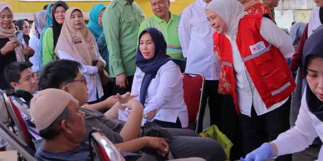 Dalam rangka memperingati Hari Lanjut Usia Nasional, Dinas Sosial (Dinsos) Kota Palembang bekerja sama dengan Palang Merah Indonesia (PMI) Kota Palembang menggelar kegiatan sosial berupa donor darah. Foto: Kominfo Palembang.