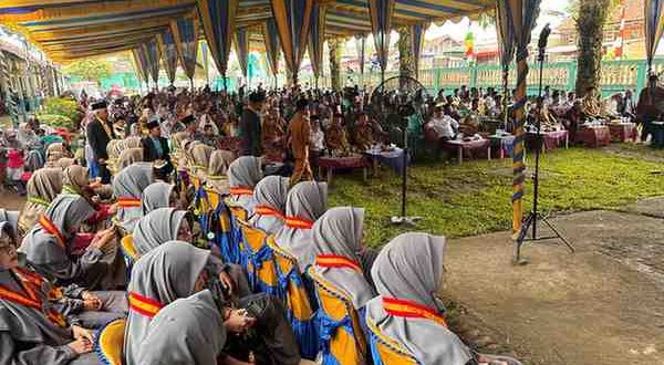 Suasana Haflah Milad ke-36 dan Tasyakuran Kelas Akhir Ponpes Ash-Shiddiqiyah di Desa Rantau Kasih, Kecamatan Lawang Wetan, Senin (26/5/2025).