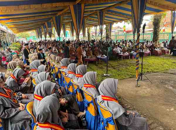 Suasana Haflah Milad ke-36 dan Tasyakuran Kelas Akhir Ponpes Ash-Shiddiqiyah di Desa Rantau Kasih, Kecamatan Lawang Wetan, Senin (26/5/2025).