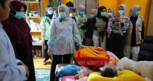 Ketua TP PKK kota Palembang, Dewi Sastrani Ratu dewa mengunjungi warga yang bernama Rahim yang tinggal di Kelurahan Karya Jaya kecamatan Kertapati Kota Palembang, Foto: Kominfo Palembang.